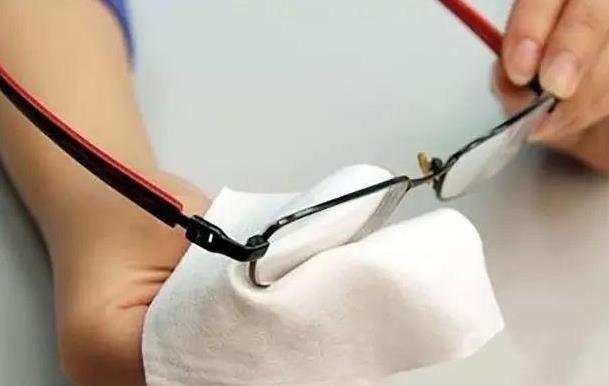 怎么佩戴老花鏡？驗光 品牌 質(zhì)量 保養(yǎng)一個都不能少